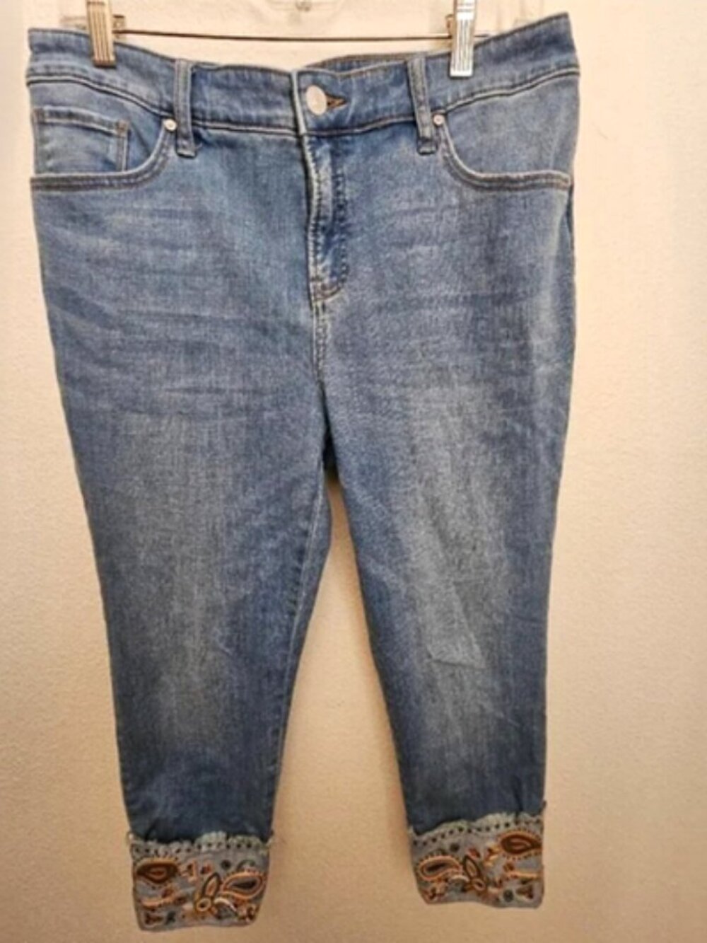 Chico's So Slimming Girlfriend Embroidered Cuff Crop Jeans size 1.5P
